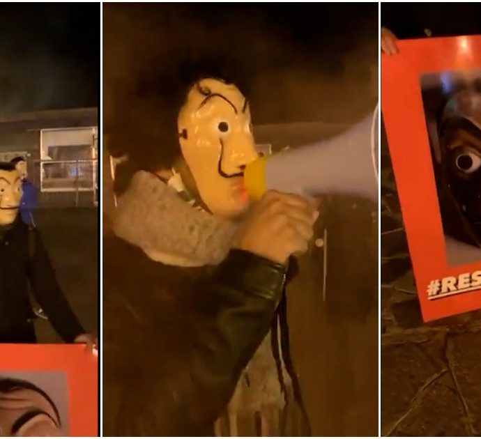 Sanremo 2021, la protesta commercianti davanti all’Ariston: mascherati come ne La casa di carta cantano “Bella ciao” poi il coro “Libertà”