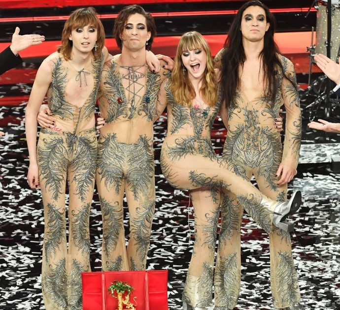 Sanremo 2021, la gaffe di Amadeus durante la premiazione: Damiano dei Maneskin diventa “Donato”. Fiorello lo sgrida: “Eh, dinne n’altra”