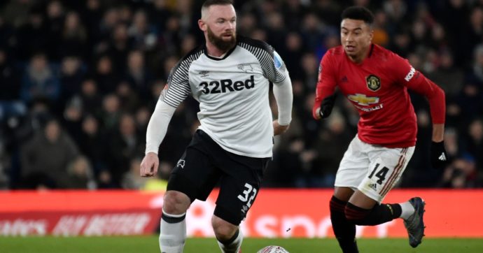 La triste parabola del Derby County verso la scomparsa: tra sconfitte sul campo, benefattori incapaci e la speranza dello sceicco salvatore