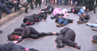 Copertina di Roma, corpi di donne per terra: il flash mob di Non una di meno contro il femminicidio – Video