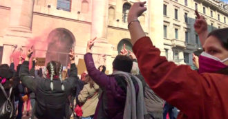 Copertina di Milano, le attiviste di ‘Non una di meno’ col dito medio alzato verso la sede della Borsa in piazza Affari: “Violenza economica causa dei ricatti”