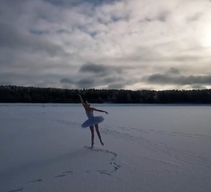San Pietroburgo, la protesta artistica della ballerina classica: danza sulla baia congelata per salvare la spiaggia dei cigni – Video