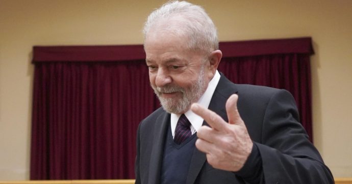 Brasile, annullate tutte le condanne di Lula: l’ex presidente eleggibile per le presidenziali 2022. La decisione della Corte suprema