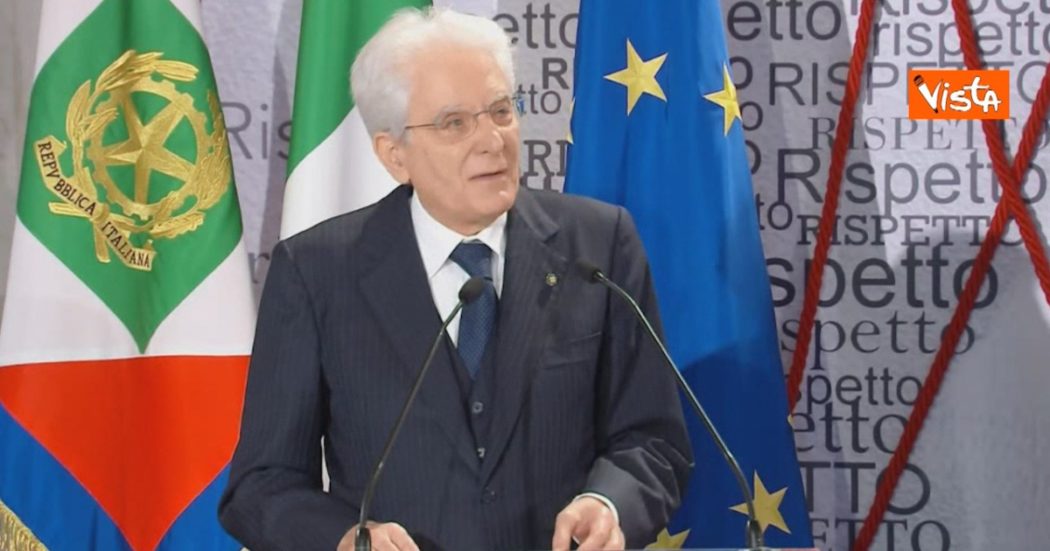 8 marzo, Mattarella legge i nomi di 12 donne uccise nel 2021. Poi ricorda: “Accendere faro anche su violenza economica” – Video