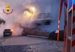 Copertina di Battipaglia, badante muore in incendio dopo aver salvato due anziani per cui lavorava