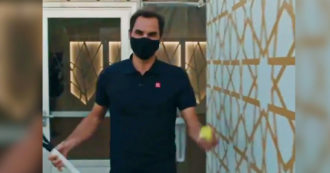 Copertina di “Vediamo se sono ancora capace”: Roger Federer scherza prima del suo ritorno sui campi di Doha dopo l’infortunio – Video
