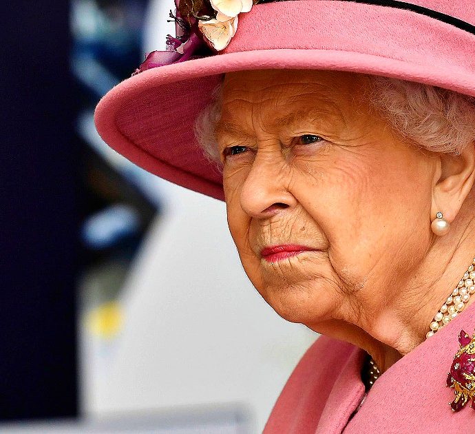 La regina Elisabetta riappare in pubblico dopo mesi e fa una domanda a bruciapelo sulla “caccia ai russi”