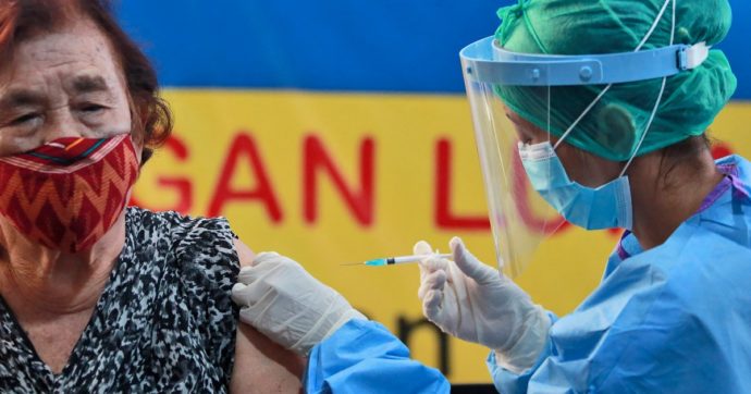 La Cina prova a rimediare: “Siamo stati fraintesi sull’efficacia dei nostri vaccini”. Ma ora la somministrazione diventa volontaria