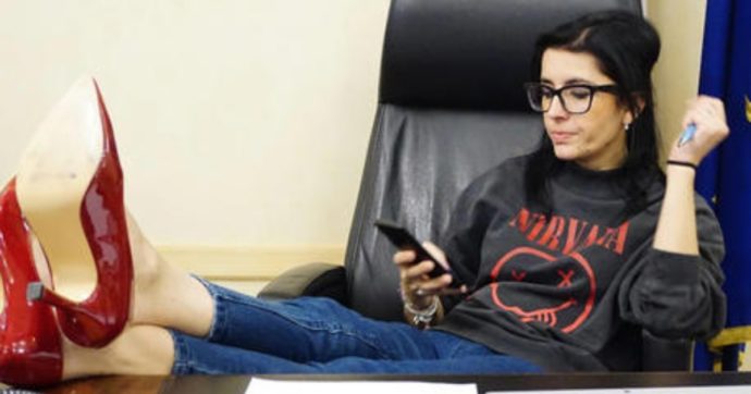 Fabiana Dadone con le scarpe rosse sulla scrivania e la felpa dei Nirvana: la foto della Ministra diventa virale, ma c’è un motivo