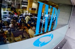 Copertina di Reddito di cittadinanza, a maggio 1,18 milioni di famiglie beneficiarie: importo medio 583 euro. Altre 483mila hanno ricevuto il Rem