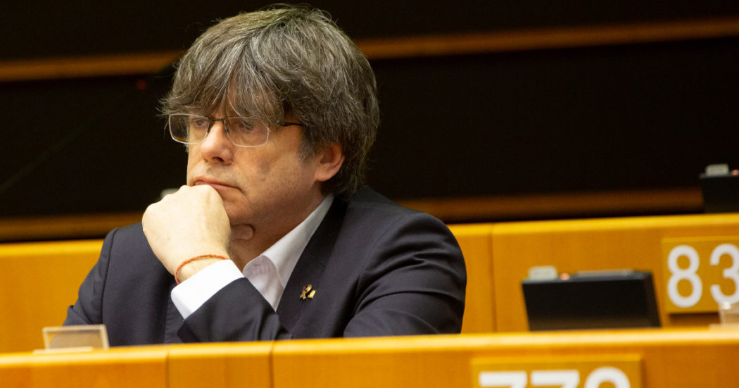 Parlamento Ue revoca immunità a Puigdemont e a due eurodeputati catalani. E la Spagna toglie la semilibertà a 7 leader indipendentisti