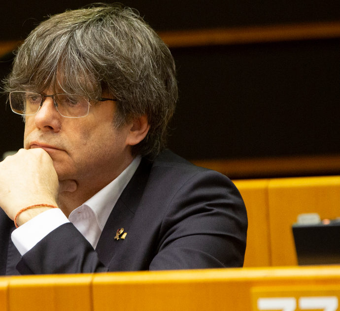 Puigdemont ancora in bilico: la giustizia spagnola archivia la causa per terrorismo, ma chiede il processo per legami con Mosca