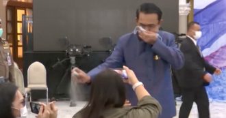 Copertina di Thailandia, la bizzarra reazione del premier: spruzza disinfettante sui giornalisti per sfuggire alle domande