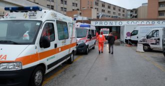 Ambulanze bloccate per ore e pronto soccorso saturi: nelle Marche la nuova ondata spaventa. “A rischio la catena del 118 extra Covid”
