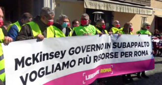 Copertina di “Se lo avesse fatto Conte sarebbe stato il caos, invece col governo Draghi tutto tace”: protesta sotto la sede italiana di McKinsey – Video