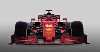 Copertina di Ferrari, presentata la SF21: è rossa e amaranto, con un po’ di verde. Leclerc: “La adoro” – Foto