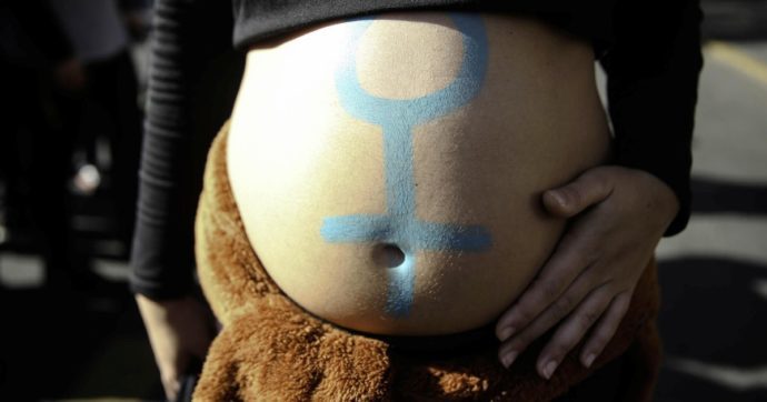 Arkansas, ok a legge che vieta quasi totalmente l’aborto: illegale anche in caso di stupro o incesto