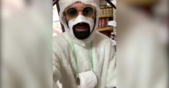 Copertina di Cagliari, show negazionista in un supermercato: entra vestito da pecora e con la mascherina bucata. Multa da 400 euro – Video