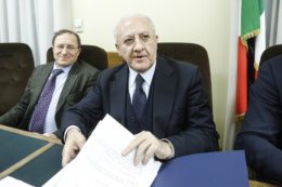 Copertina di De Luca e l’inciucio con Fratelli d’Italia sulla Sma, il verbale sulla “centrale delle tangenti”