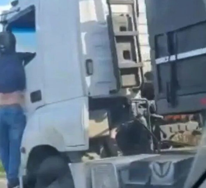 Camionista investe e uccide la moglie: lui fa 30 chilometri aggrappato al portellone del tir per non farlo scappare