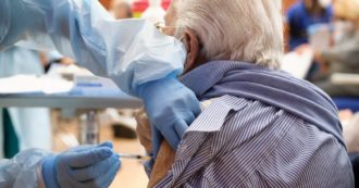 Copertina di La lotteria degli 80enni: di notte, in fila per la dose