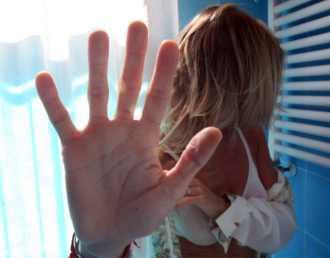 Copertina di Neanche l’8 marzo ferma la strage: una bimba di 2 anni uccisa dalla madre per vendetta