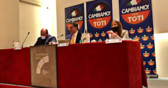 Copertina di Mariarosaria Rossi cambia di nuovo idea, l’ex fedelissima di Berlusconi passa dagli Europeisti a Cambiamo di Toti: “Qui mi sento a casa” – Video