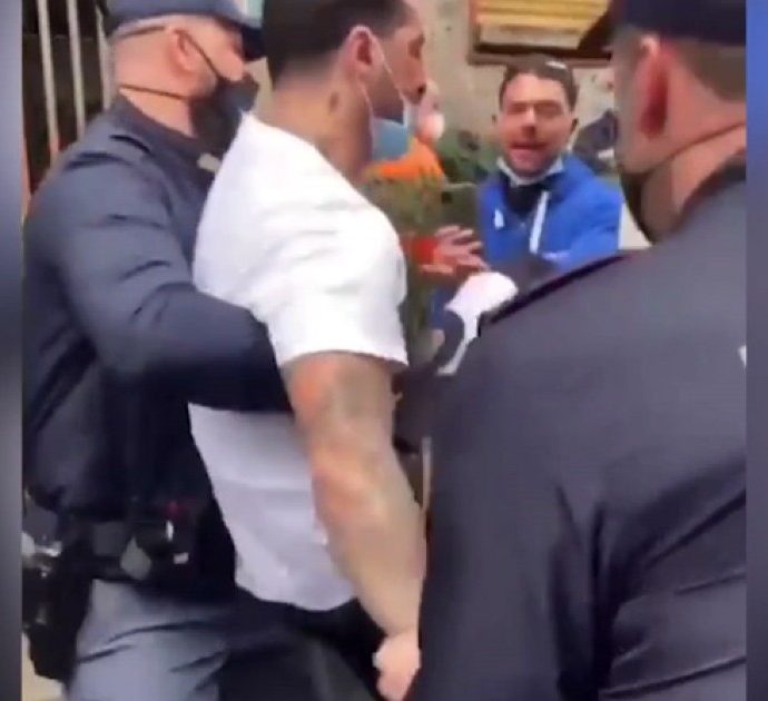 Fabrizio Corona torna in carcere, la madre piange distrutta. Urla e spintoni contro la polizia prima di salire in ambulanza: “Chi ha preso il mio cellulare”