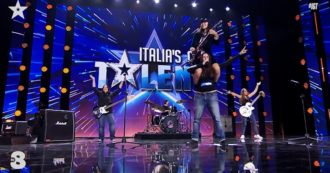 Copertina di Italia’s Got talent, da insegnanti e studentesse a rocker: l’incredibile trasformazione della tribute band degli Ac/Dc
