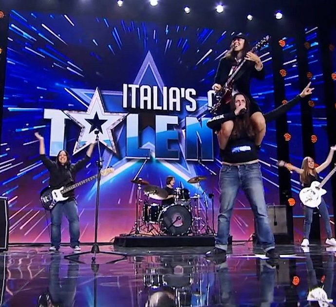 Italia’s Got talent, da insegnanti e studentesse a rocker: l’incredibile trasformazione della tribute band degli Ac/Dc