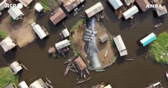 Copertina di Dipinto gigante “appare dal nulla” in un villaggio galleggiante in Benin: ecco cos’è – Video