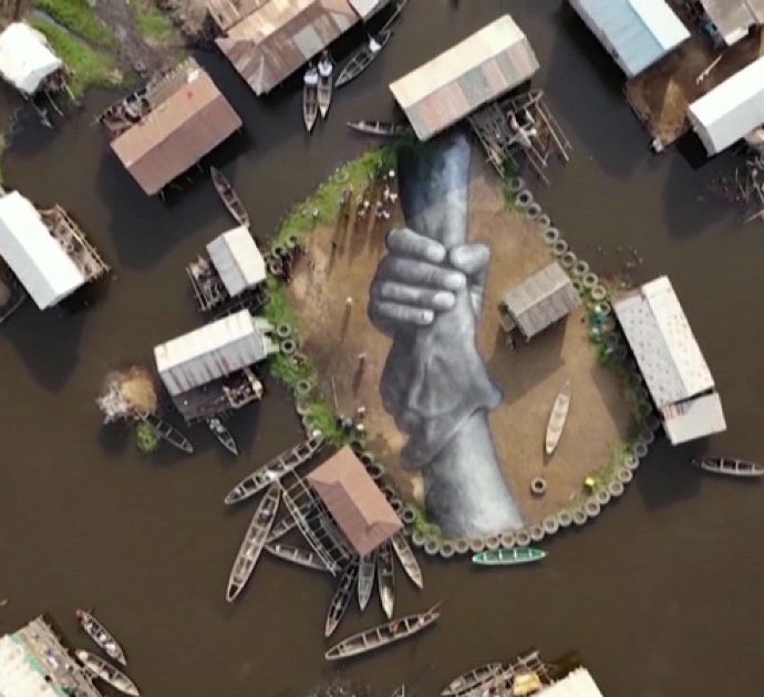 Dipinto gigante “appare dal nulla” in un villaggio galleggiante in Benin: ecco cos’è – Video