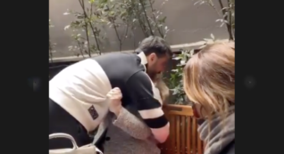 Copertina di Fabrizio Corona, Instagram rimuove i video dove si taglia le braccia e mostra chiazze di sangue