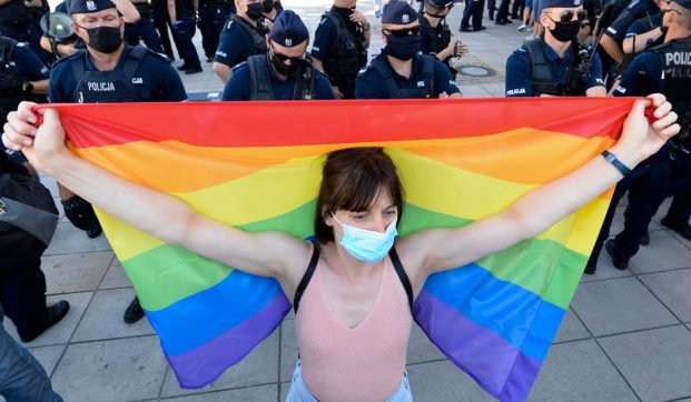 “L’Unione europea è zona di libertà per le persone Lgbtqi”. Il Parlamento Ue approva, Lega e Fdi votano contro