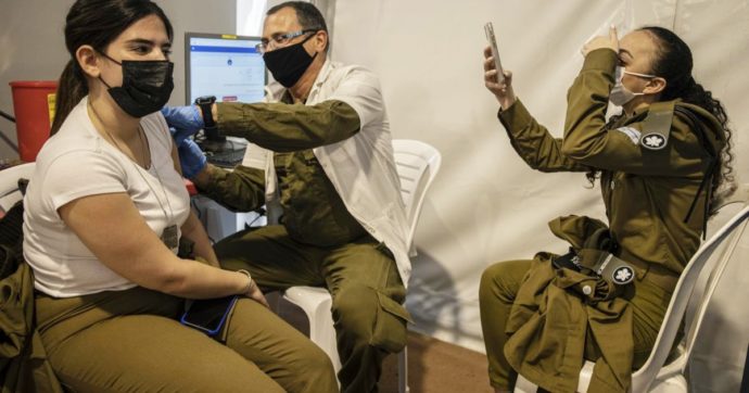 Israele, immunità di gregge raggiunta dall’esercito: primo al mondo. “81% militari guariti o vaccinati”