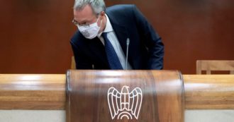 Copertina di Il piano di Bonomi: licenziare i vecchi e assumere precari