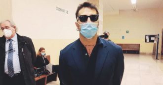 Copertina di Fabrizio Corona rimproverato dal giudice in Tribunale per la mascherina abbassata:  “Sto bene, ma sono incazzato”