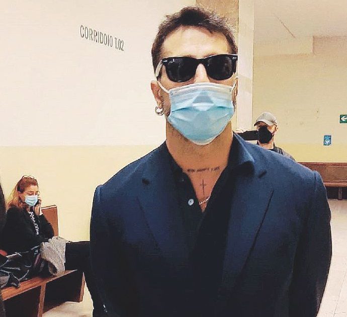 Fabrizio Corona rimproverato dal giudice in Tribunale per la mascherina abbassata:  “Sto bene, ma sono incazzato”