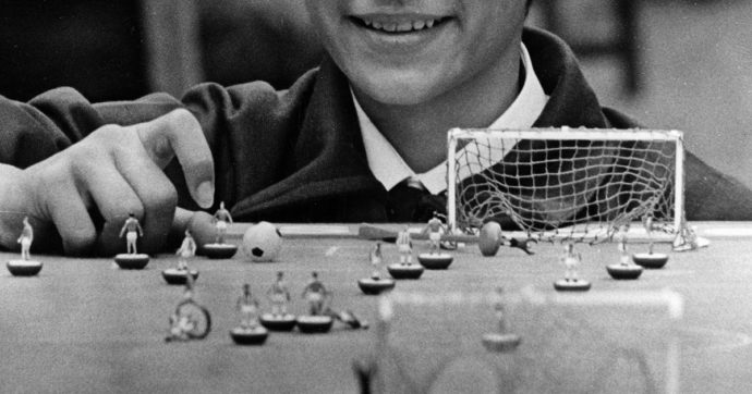 Subbuteo, ovvero la sublimazione del calcio: storia degli omini basculanti che hanno ridefinito il concetto di agonismo da salotto