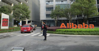 Copertina di Alibaba, maxi multa in vista. Il governo di Pechino non molla la presa sul colosso cinese dell’e-commerce