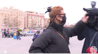 Copertina di La Casa di Carta, l’attrice dà un colpo alla telecamera e mima un calcio (VIDEO)