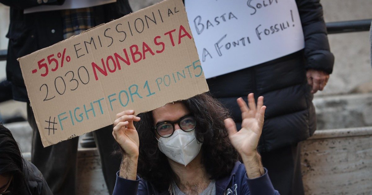 Clima, il Parlamento Ue cede alle lobby di acciaio e cemento: marcia indietro sulla richiesta di eliminare i permessi gratuiti ad inquinare