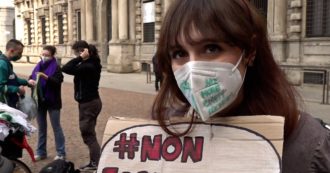 Milano, sit-in di Fridays for future a Palazzo Marino: “Basta promesse vuote sull’ambiente. Sala non ci metta solo la faccia, ma anche i soldi”