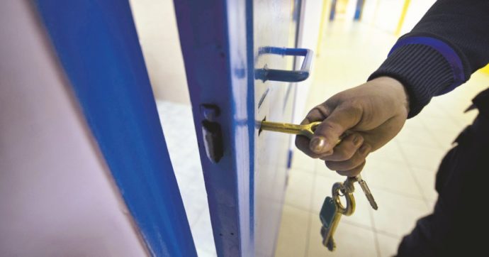 Copertina di Antigone il rapporto: “in un anno 12% in meno di detenuti”