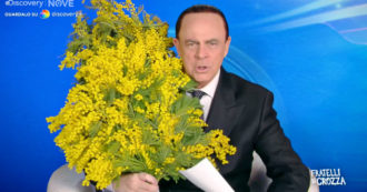 Copertina di Crozza-Berlusconi con le mimose: “Le donne sono un patrimonio, e infatti con loro l’ho perso quasi tutto” – Video