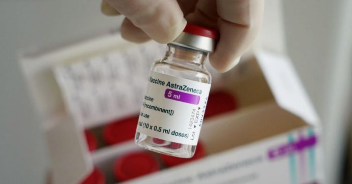 Vaccino Astrazeneca e trombosi, open day per i giovani ma Aifa il 26 maggio ricordava che è raccomandato agli over 60