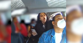 Copertina di Chiede alla cliente di indossare la mascherina, lei gli tossisce in faccia e poi lo aggredisce – Video