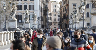 Assembramenti nelle città prima della nuova stretta: a Roma chiuse via del Corso e Fontana di Trevi, controlli anti-movida a Milano