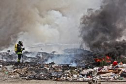 Copertina di Terra dei fuochi, fatta la legge mancano i soldi. Tutti gli sconti con cui il Governo Meloni sceglie di non colpire il sistema