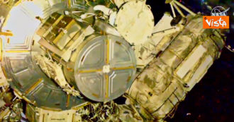 Copertina di La passeggiata nello spazio dei due astronauti della Nasa: le immagini sono spettacolari